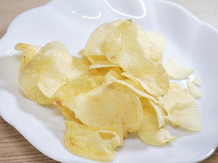 アルコールフリーと書かれていますが、袋を開けるとビールのホップの香りがかなり香ってきます。これはビールを相当感じられるのでは？と期待して一口……え？炭酸の抜けたビールの味がする……。酔っぱらって飲み忘れて翌日しゃーなしで飲んだビールの味という意見も！根っからのビール好きはやっぱりあの炭酸が大切なご様子で不評でした。ビールがそれほど好みでないナビもこれはあんまり……笑 つまり……1回食べてみればもう十分かも？