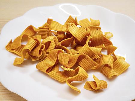 袋を開けるとピーナッツの香りがふわっと香ってきます。ナビスタッフ曰く、これはあまじょっぱいピーナッツの味が強くて、米血糕もあんまり感じられないし、何よりパクチーの味なんてどこにもない！というので、パクチー苦手ナビも試してみたところ……いる！確かにパクチーが存在する！最初のほうはナビスタッフが言うように、パクチー感はないんですが、すぐに口の中がパクチーに！あぁ……「台湾人のパクチーは感じないよ！」は信じちゃだめでした～笑 