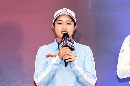 2025年、日本ツアーで初優勝を飾った呉佳晏選手は、スポンサーの鴻海の助けがあってこそ、日本でのプレーに集中ができていること、またこのような盛大な大会が台湾で開催できるように働き替えた鴻海へのお礼を伝えつつ、台湾のゴルフファンの前で最高のプレーを見せたいと落ち着いた様子を語りました。