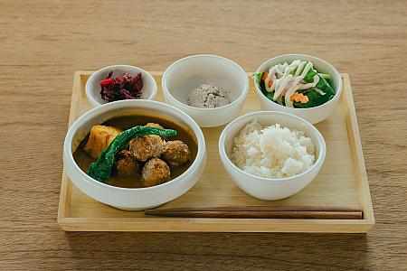 「花蓮小丸子咖哩」はこんな感じ。白飯と季節の小菜が付いた地元ならではの定食！