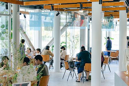 建物は純白を基調に自然光をふんだんに取り入れ、心地よい食事空間を演出しています