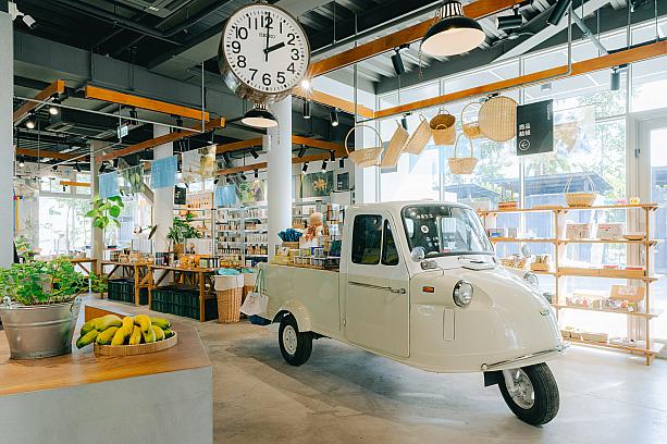 「神農生活」らしく、食雑貨が満載！レトロな三輪自動車が店内に溶け込み、ユニークな演出を加えています