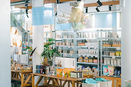 店内には多彩な商品が並び、花蓮の特色ある農産品や地方の調味料、日用雑貨などを取り揃えています