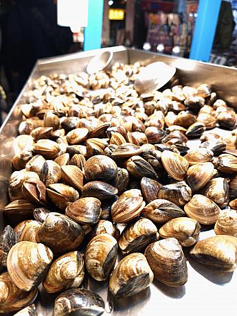 小腹を見たそうと試してみたのは「就燒蛤」。あさり炒めなどを食べることができます。あさり好きの友達曰く、あさりのサイズが大きいのが決め手だったよう！