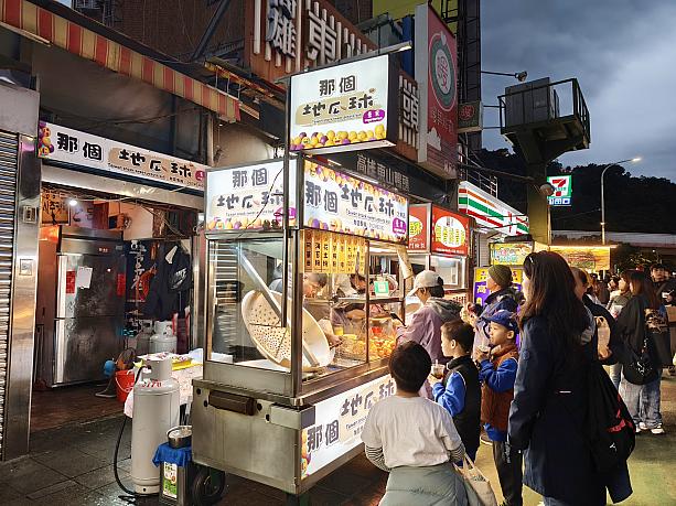 さて、ナビが士林夜市でまず食べたのが「地瓜球」。ぶっちゃけどこで食べてもおいしいので、揚げたてが食べれるところをいつも探しています。