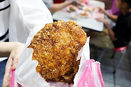 ナビは個人的に油で揚げてからタレをつけて焼くタイプが好きなので、「維維縈家鄉碳烤雞排」が気に入っています。なぜか士林夜市で一位二位を争うほど大行列ができているのですが、実は寧夏夜市などほかの夜市にもお店があって、そこはあまり並んでいませんよ～！というわけで、この日は違うもの買いました～！