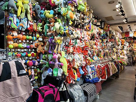 お腹が満たされてきたので、ブラブラ歩いてみました！ペットの洋服のお店では犬用の春節グッズが投入されていましたよ～。かわええ～！