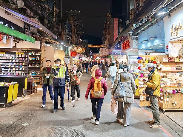 かつては士林夜市のメインストリートだったと記憶している「大東路」。以前と同じく、ショッピング系のお店が多いですが、空きテナントも多くてちょっと悲しい……。