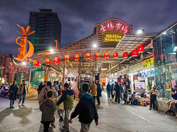 久しぶりに「士林夜市」に行ってみよう！という友人の一声で来た「士林夜市」。