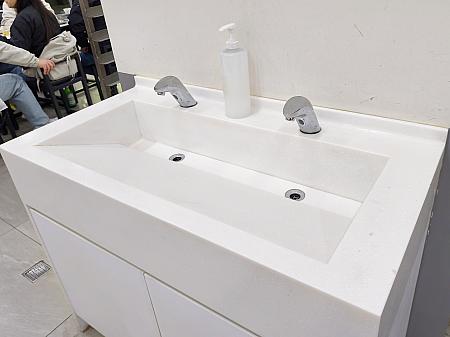 個人的には手を洗えるスペースが助かるな～と思います！ベビーカーなどでも気軽にアクセスできるエレベーターもありました。結構ベビーカーを押している人を見かけたので、士林夜市って小さいお子さんがいる方に向いているのかも！