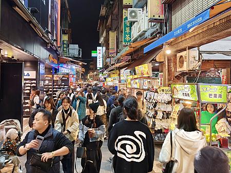 でも、「大南路」には人気屋台が目白押し！というわけで、食べ歩きしている人も多いですが、歩くのには困らないのが◎。適度に活気を楽しめて、快適ってなかなかいいじゃん！