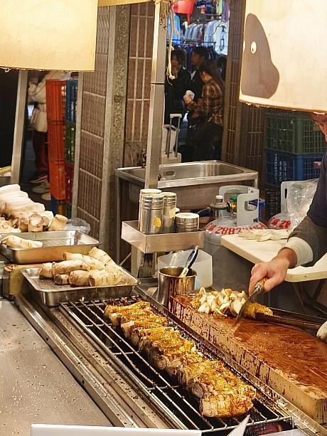 ここのエリンギ焼きは特に大行列！日本人の姿を多く見かけたので、日本人お気に入りのお店かも！