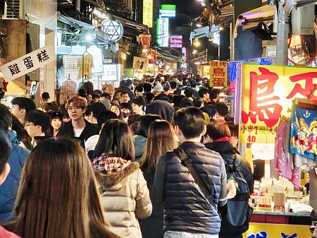 でも、「大南路」には人気屋台が目白押し！というわけで、食べ歩きしている人も多いですが、歩くのには困らないのが◎。適度に活気を楽しめて、快適ってなかなかいいじゃん！