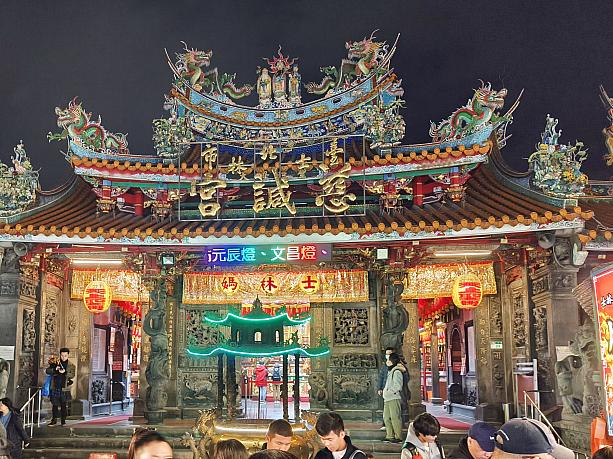 やはり夜市の盛り上がりは廟の周りからですもんね！「大南路」には慈誠宮があるんです！