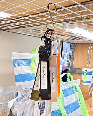 永樂市場の6番入口付近に位置し、市場散策の合間に立ち寄りやすいロケーション。店内はコンパクトながらセレクトが明確で、商品が見やすくディスプレイされています。