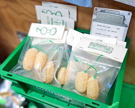 台湾の記憶や日常をポップに切り取る雑貨店「LOKOSOKO」。台北随一の人気観光地「迪化街」の永楽市場内にあって、旅の散策中に気軽に立ち寄れるのが魅力的ですよね！ローカル感を味わいながら、今っぽい台湾デザインを感じてみてくださいね！