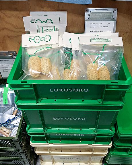 ナビも毎日食器洗いに使っていて安いヘチマたわしだって、おしゃれなパッケージに入るとなんだか見違えるのもさすが！プラスチックの箱の展示っていうのも生活館があっていいんですよね～！