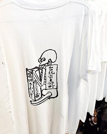 日本統治時代の1935年に開催された「台湾博覧会」の記念スタンプのイラストをTシャツやビールグラスに描いているのですが、富田さんという友人に是非おすすめしたいのがこの「富田接骨」のイラスト。現在の西門町一帯に位置する寿町にあった日本人が営んでいた按摩整骨の「富田接骨院」の記念スタンプには、ドクロの図案が用いられていて、ユーモラスなんですよね～！