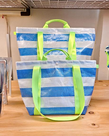 トートバッグは持ち手の紐が蛍光緑でパキっとした色使いがナビ好み♡持ち手が2つあって肩に掛けたり手持ちできたりするのも便利なんです！