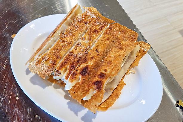 そして、待ちに待った焼き餃子がやってきました！1人前10個単位での注文なので食べきれるか心配でしたが、スリムで小ぶりなので女性でも簡単に食べきれると思います！