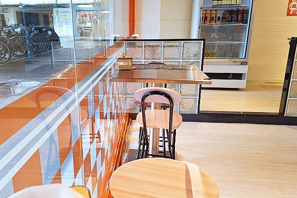 友人や同僚と一緒に訪れる人もいるし、おひとりさまも多くて、気軽に入店しやすい雰囲気ですよ！ 