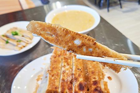 黒豚から作られる餡はジューシーで、厚めの皮はパリパリ！この皮は日本の焼き餃子では味わえず、「鍋貼」ならではのもの！うぅ～ん、やっぱり「鍋貼」、おいしい～！