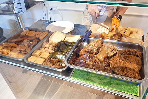 メニュー表に記入して注文をするのですが、滷味(台湾風ごった煮)だけは指差しで注文します。中国語がわからなくても注文しやすいのはいいですよね！