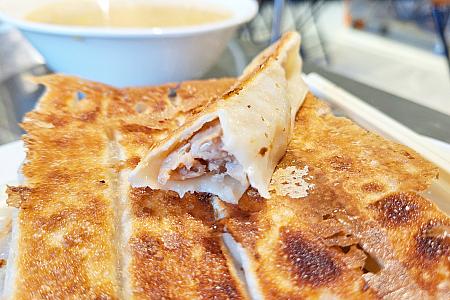 黒豚から作られる餡はジューシーで、厚めの皮はパリパリ！この皮は日本の焼き餃子では味わえず、「鍋貼」ならではのもの！うぅ～ん、やっぱり「鍋貼」、おいしい～！