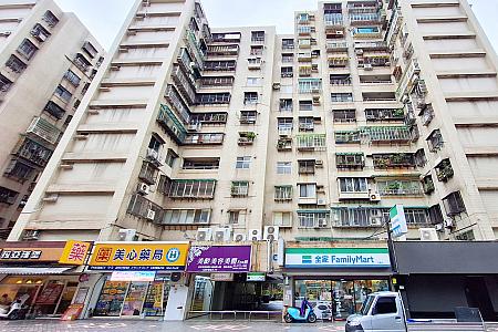 公営の団地「正義國宅」の1階に位置しているので、ちょっとわかりにくい場所にあるのですが、オレンジの看板が出ているのでそれを頼りに見つけてみてくださいね。