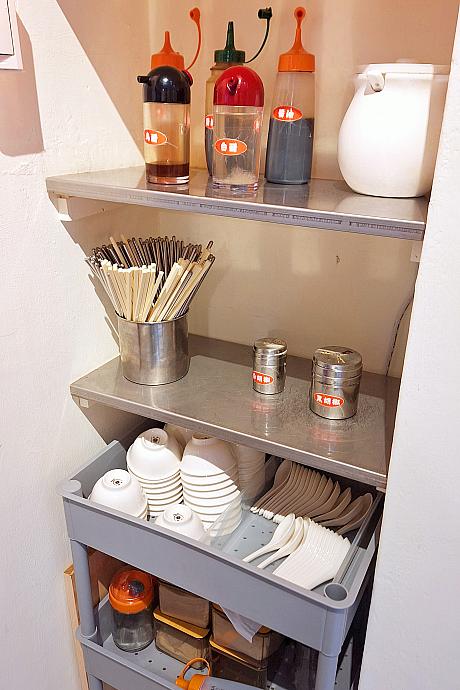 食器や調味料などは自分で取るタイプです。こういうカジュアルな方式、助かる～！