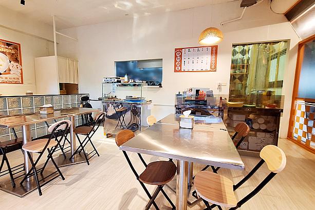 シンプルで清潔感のある店内