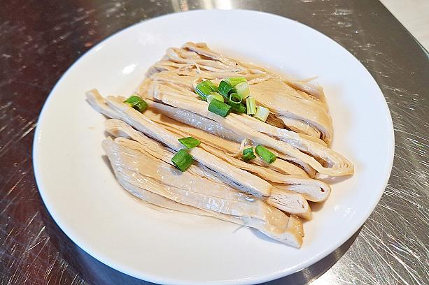 というわけで、まずは滷味をつつきながら、焼き餃子を待ちましょう。豆干、海帶、滷蛋など定番から、牛肚や花干といったしっかり味の染みたものまで揃いますが、ナビは豆皮を♡見た目は白っぽくて味が浸み込んでいなさそうなのにきちんと味が染みているのがビックリ！