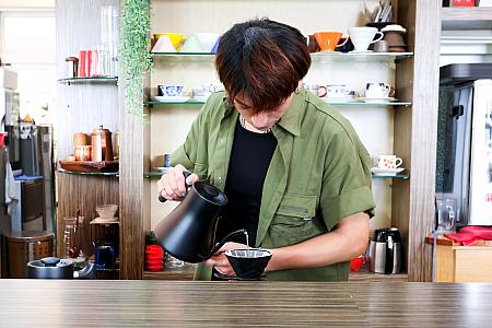 ナビはせっかくだからハンドドリップで入れてもらいました！お湯の温度、コーヒー豆の重さを丁寧に測り、すごい気合で入れてくれます。最後に味見をして満足したものがサーブされますよ！