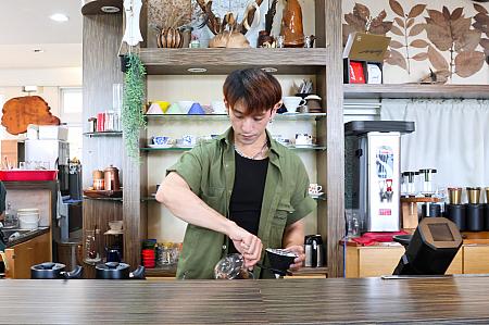 ナビはせっかくだからハンドドリップで入れてもらいました！お湯の温度、コーヒー豆の重さを丁寧に測り、すごい気合で入れてくれます。最後に味見をして満足したものがサーブされますよ！