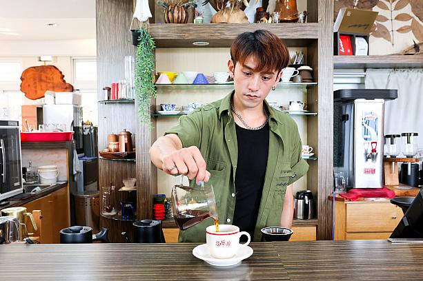 いやぁ、当たり前だけど、ナビが家でテキトーに入れるコーヒーとは大違い！フルーティーな甘酸っぱさを感じたと思ったら、次はバニラのような甘く丸い香りに包まれます。味がどんどん変わるレイヤー感がたまりません。