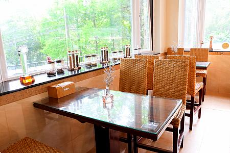 予約をしていれば、農園見学もできるそうですが、今回ナビはカフェのみ利用しました。カフェはシンプルな装いで、ゆっくりできる雰囲気。実際、ナビもうっかり長居してしまいました。