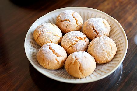 コーヒーに合わせて、チーズケーキやクッキーもあります。シンプルな味わいで、飾り気がない素朴なお菓子。こういうのがコーヒーの味を邪魔することなく味わるし、おいしいですよね！