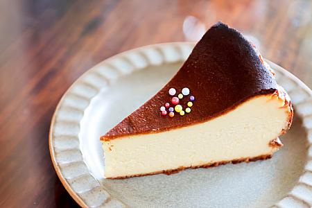 コーヒーに合わせて、チーズケーキやクッキーもあります。シンプルな味わいで、飾り気がない素朴なお菓子。こういうのがコーヒーの味を邪魔することなく味わるし、おいしいですよね！