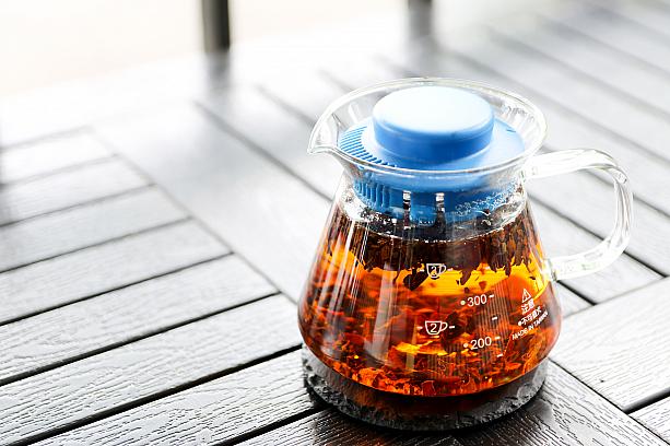 香ばしさと優しい甘みが広がるお茶は、言われないとこれがコーヒーの葉だなんてわからないほど、お茶っぽい味わいです。これは食のスペシャリストやお茶が好きな方へのお土産にぴったりじゃないかな？と思います！