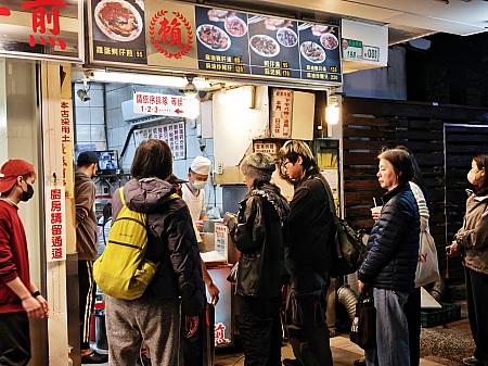 やっぱり台湾の夜は夜市だよね！と日本から遊びに来た友人がいうので、台北一の人気をほこる「寧夏夜市」にやってきました。この日はMRT「雙連(双連)」駅から歩いていったのですが、雙連市場1階のお店からもうすごい行列ができていました！