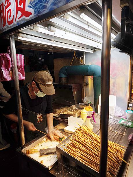 そういえばテレビで見たきゅうりを入れたイカ焼きみたいなのを食べるのはどうだろう？ということでしたが、こちらも大行列～涙　へぇ～、こんな風に作ってるんだね～とちょっと見学してそそくさと退散。