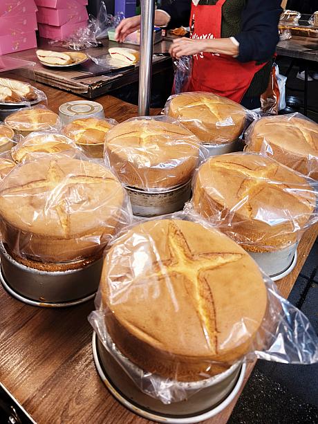 ナビはいつも「威風蛋糕(シフォンケーキ)」を買って、明日と明後日のパンにします。必要ならカットしてもらえるので、その旨を伝えてみてくださいね！