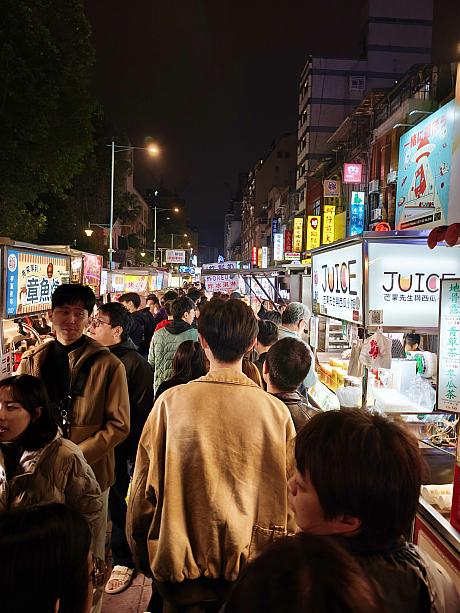 予想していましたが、「寧夏夜市」は歩いて前に進むのが大変なほどの混雑！思うに、「寧夏夜市」は人も多いのですが、通路が狭いのも歩きにくい原因なのかな？昔はこんなに混んでなかったのになぁ……。