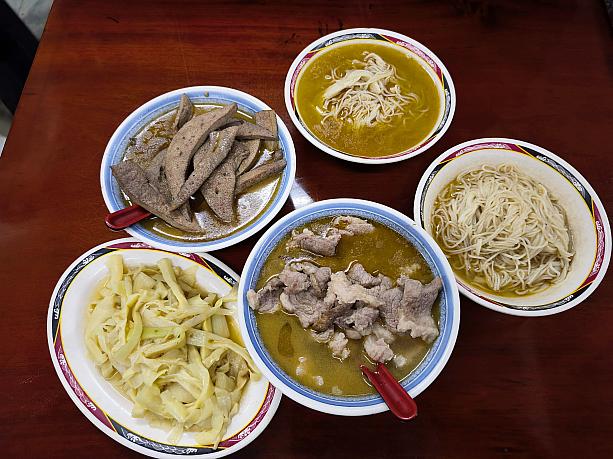 「麻油雞」のお店ですが、ナビは豚肉の方が好みなのでいつも「赤肉湯」を頼みます。友人は「豬心湯」、つまりレバーのスープです。そして、ここに台湾そうめん「麵線」とタケノコを追加して注文してみました！食べすすめると汗をかいてきちゃうくらい身体がぽかぽか♡日本ではあまり食べられない味なので、是非台湾で試してみて欲しいなぁ……！