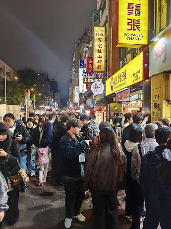 友人が食べたいなぁ……と言った「圓環邊蚵仔煎」は民生西路近くまで列ができていたので、敢え無く断念。