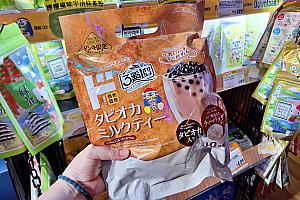 台湾お土産ハンターナビが狙うはもちろん「台湾限定のドン・キホーテ台湾オリジナルグッズ」！ドン・キホーテ台湾のオリジナルグッズって日本では買えないし、お手軽価格だし、何よりかわいいですから♡台北ナビサイトやSNSではパイナップルケーキや「三點一刻」、ショッピングバッグなどなど様々なものを紹介してきましたが、久しぶりに行ったら色々あったので、ご紹介しますね！