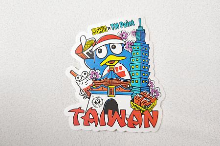 数量限定になりますが、「ドン・キホーテ台湾(DON DON DONKI 台湾)」×「TM paint」コラボグッズを3つ以上買うと、このステッカーがもらえます。セルフレジで購入したナビは近くのスタッフに声をかけてステッカーをもらいました～！