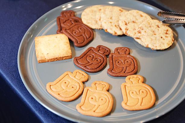 なかでもイズニ―のミモレチーズを使用した「ミモレ＆ペッパークッキー」(写真左の□)は、「深法(センファー)」のオーナーパティシエRickさんのおすすめの1つです。濃厚なチーズと香り高いコショウのハーモニーは、クラシカルな中に新鮮さをプラスした驚きの味わいに♡「深法(センファー)」のアイコンでもあるフクロウをモチーフにしたクッキーもありますよ！