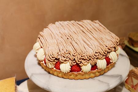 <b>マスカルポーネといちごのタルト マロンペースト添え(白色乳酪草莓塔佐法國栗子泥)950元/片</b><br>滑らかでクリーミーなマスカルポーネチーズ、濃厚なマロンペースト、甘酸っぱいいちごと、さまざまな味わいをサックサクのタルト生地に載せて。イズニ―AOP発酵バターを使用したタルト生地にはナッツが使われ、食感と風味を高めます。