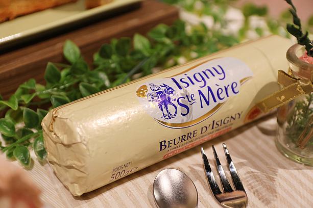 AOP発酵バター(※)はイズニ―の代表選手。日本でもここ数年、そんなイズニ―の乳製品を使ったお菓子が、スイーツ感度の高い人々を中心に注目されているんです！<br>※AOPとは、EUが認定する品質保証制度で原産地統制名称のこと。